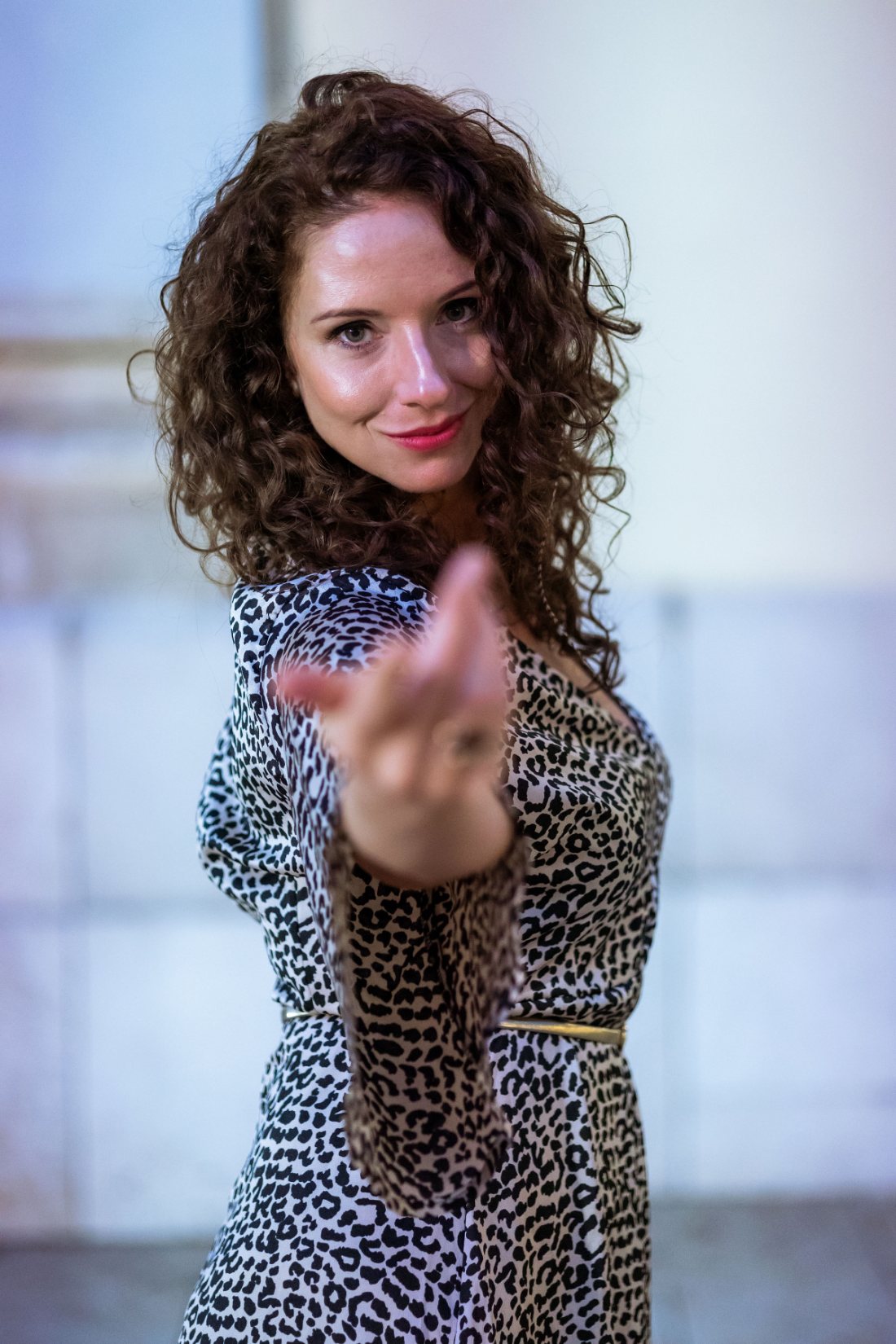 Dillmont Katalin álló portréja